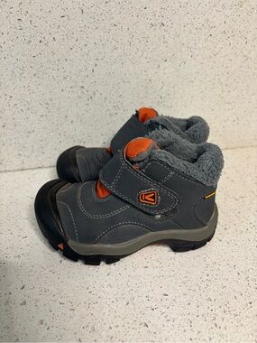 Kids size 9 keen brand shoes, #E1329